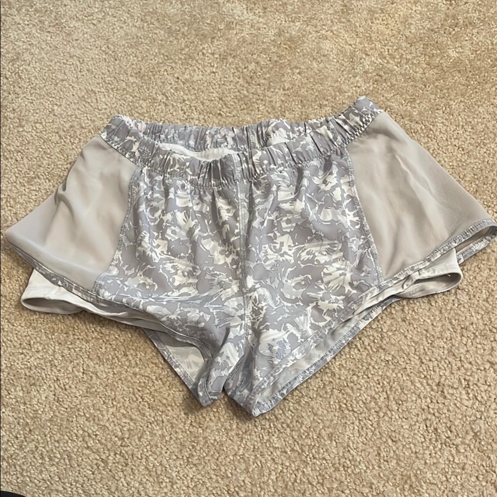 Lululemon size 8 Women's Gray Patterned Shorts